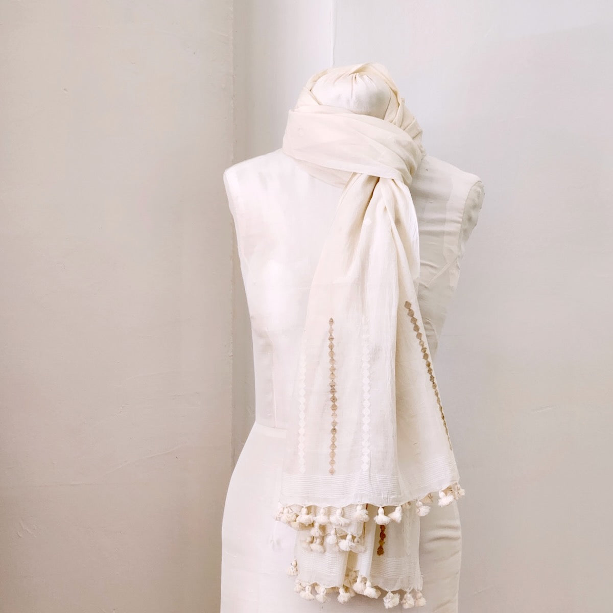 Arpeggio Handloom Jamdani Scarf — White