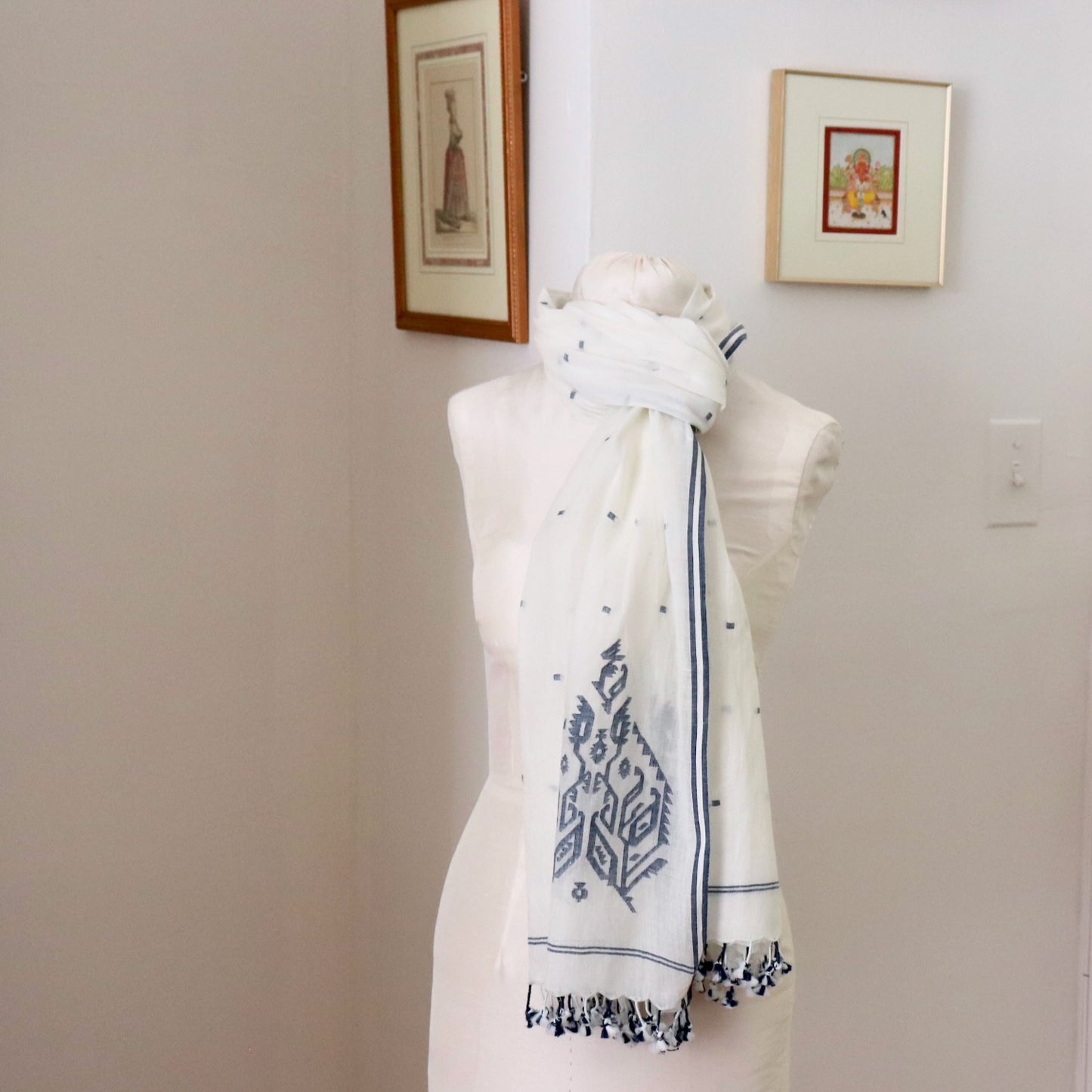 indigo and white jamdani weave handloom scarf with large floral buti design