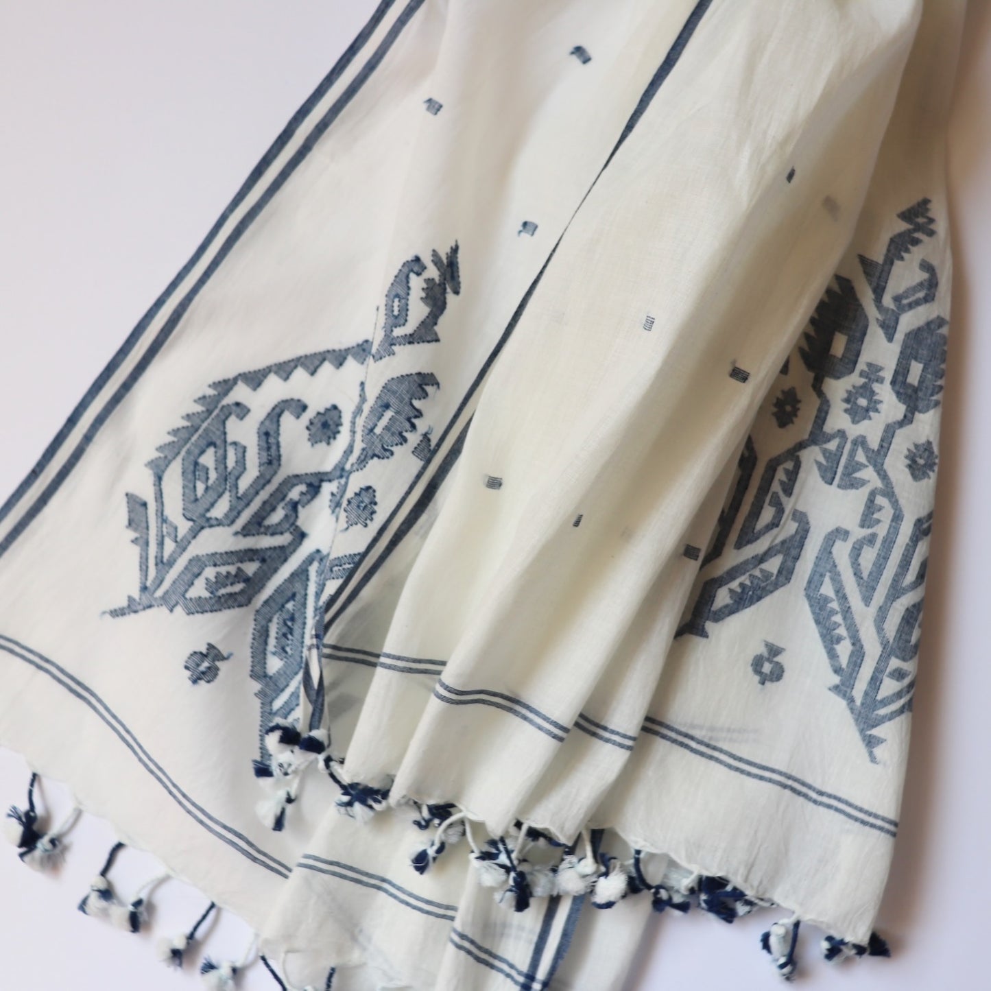 indigo and white jamdani weave handloom scarf with large floral buti design