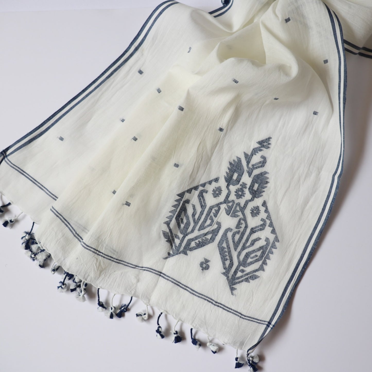 indigo and white jamdani weave handloom scarf with large floral buti design