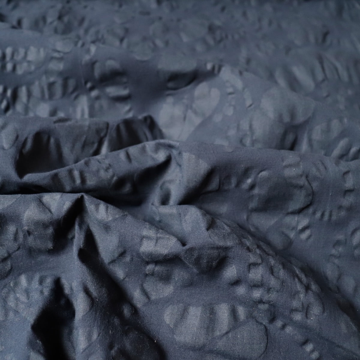 Embossed Floral Cotton Linen — Navy